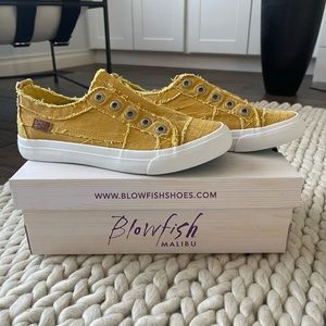 🔴 SOLD 🔴 BlowFish Malibu Shoes Size: 8.5  -  slip on